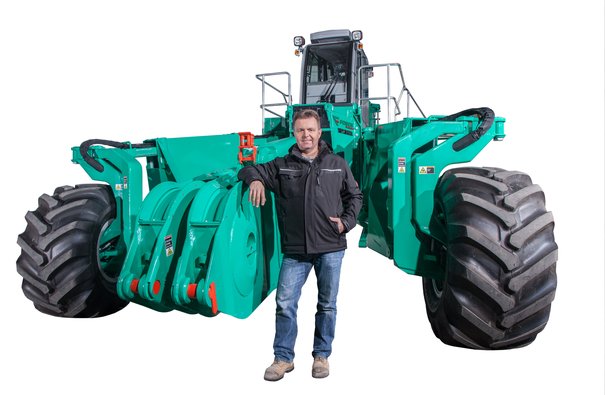 Walter Föckersperger and the new laying plough FSP 280 with double drawbar